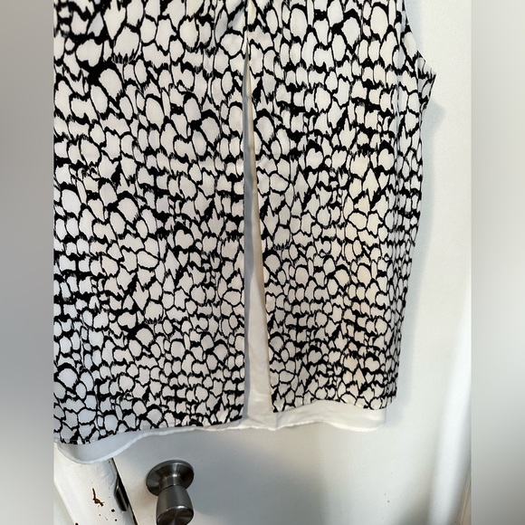 Dalia- black and white tank blouse with split back - Picture 6 of 7